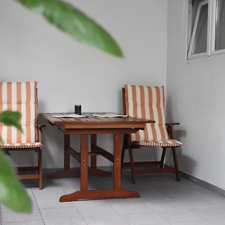 Cosy With Terrace For 2 Guests And Pets In The Center Of Apartamento